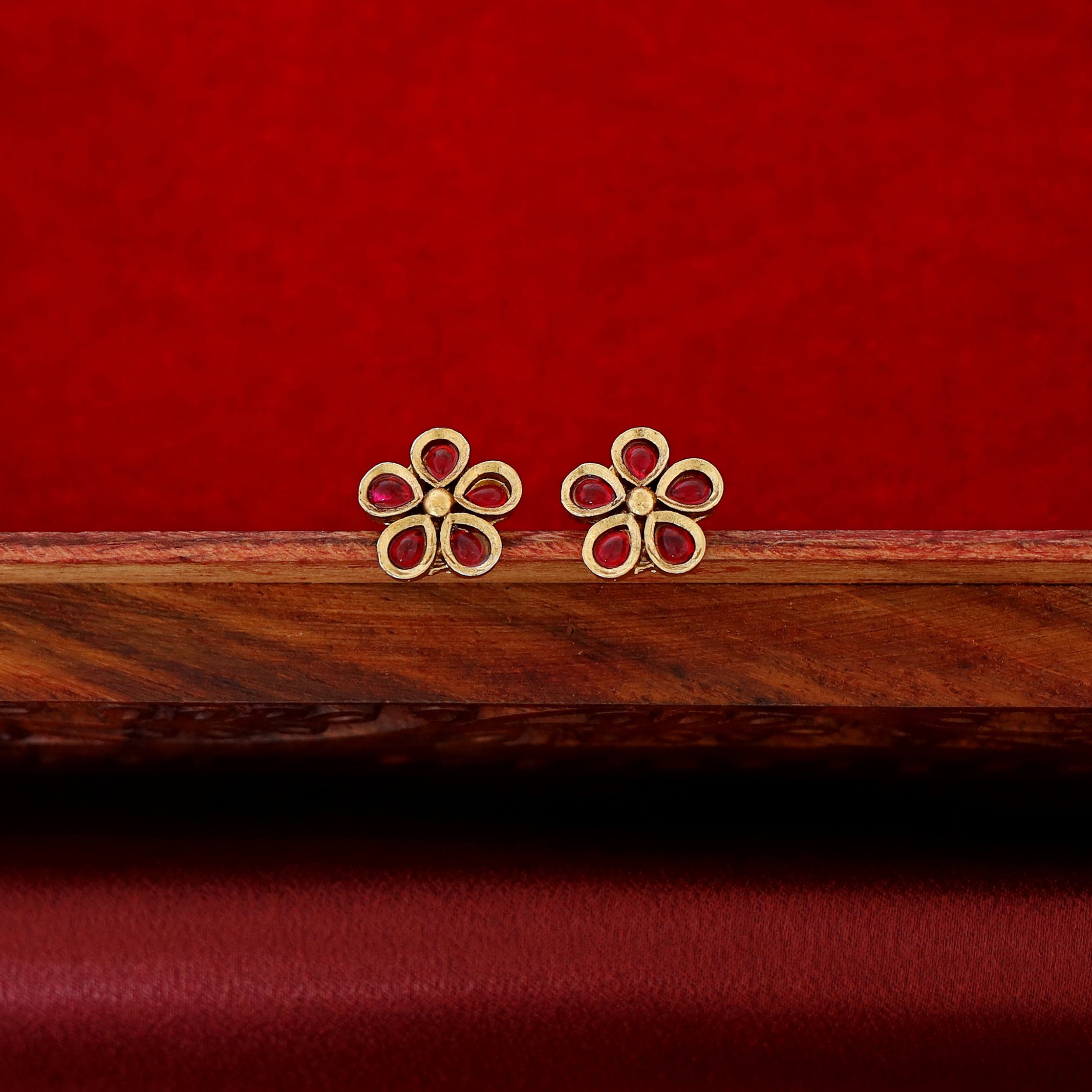 Short Neckpiece With Stud